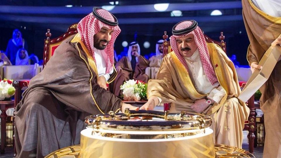 محمد بن سلمان وملك البحرين يدشنان خطاً نفطياً جديداً محمد بن سلمان وملك البحرين يدشنان خطاً نفطياً جديداً