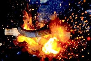 منذ نعومة أظافره، وجد "سليمان دمير" نفسه بجانب أبيه، في بلدة سريك بولاية أنطاليا جنوبي تركيا، يصنع ويشكّل ويسخن ويطَوع حديدا ومعادن متنوعة، ليجعل منها سكاكين وآلات حادة ذات أشكال مختلفة معتمدا في ذلك على مهاراة يديه وحسب. ومع مرور السنة تلو الأخرى، بلغ عمر "دمير " الرابعة والسبعين، لكنه عازم على مواصلة إنجاز عمل أقل ما يوصف به أنه "ساحر" بقدر ما هو "رائع". ( Mustafa Çiftçi - وكالة الأناضول )