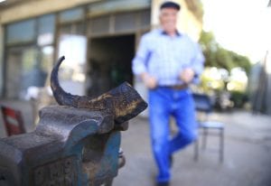 منذ نعومة أظافره، وجد "سليمان دمير" نفسه بجانب أبيه، في بلدة سريك بولاية أنطاليا جنوبي تركيا، يصنع ويشكّل ويسخن ويطَوع حديدا ومعادن متنوعة، ليجعل منها سكاكين وآلات حادة ذات أشكال مختلفة معتمدا في ذلك على مهاراة يديه وحسب. ومع مرور السنة تلو الأخرى، بلغ عمر "دمير " الرابعة والسبعين، لكنه عازم على مواصلة إنجاز عمل أقل ما يوصف به أنه "ساحر" بقدر ما هو "رائع". ( Mustafa Çiftçi - وكالة الأناضول )