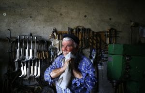 منذ نعومة أظافره، وجد "سليمان دمير" نفسه بجانب أبيه، في بلدة سريك بولاية أنطاليا جنوبي تركيا، يصنع ويشكّل ويسخن ويطَوع حديدا ومعادن متنوعة، ليجعل منها سكاكين وآلات حادة ذات أشكال مختلفة معتمدا في ذلك على مهاراة يديه وحسب. ومع مرور السنة تلو الأخرى، بلغ عمر "دمير " الرابعة والسبعين، لكنه عازم على مواصلة إنجاز عمل أقل ما يوصف به أنه "ساحر" بقدر ما هو "رائع". ( Mustafa Çiftçi - وكالة الأناضول )