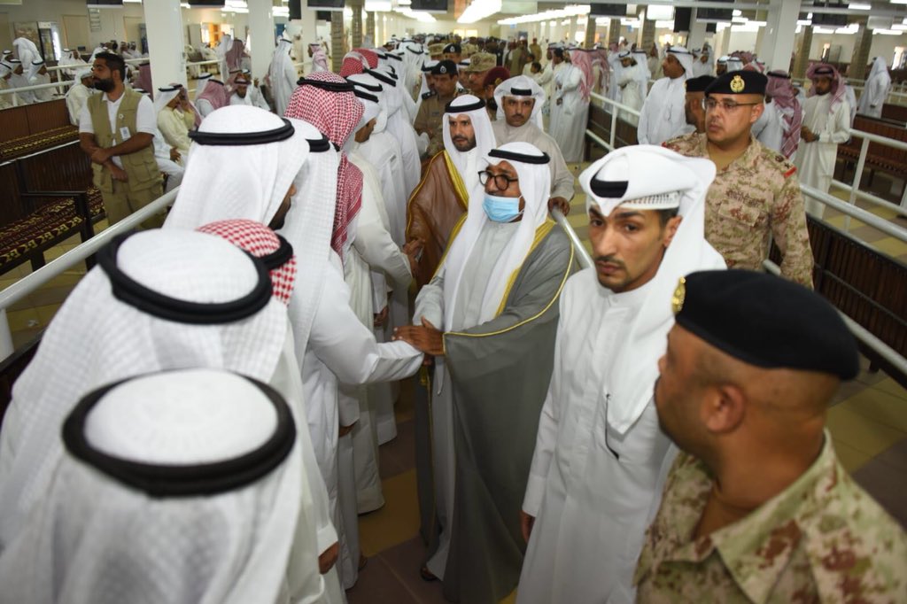 ناصر الصباح يقدم واجب العزاء لذوي الطالبين الضابطين