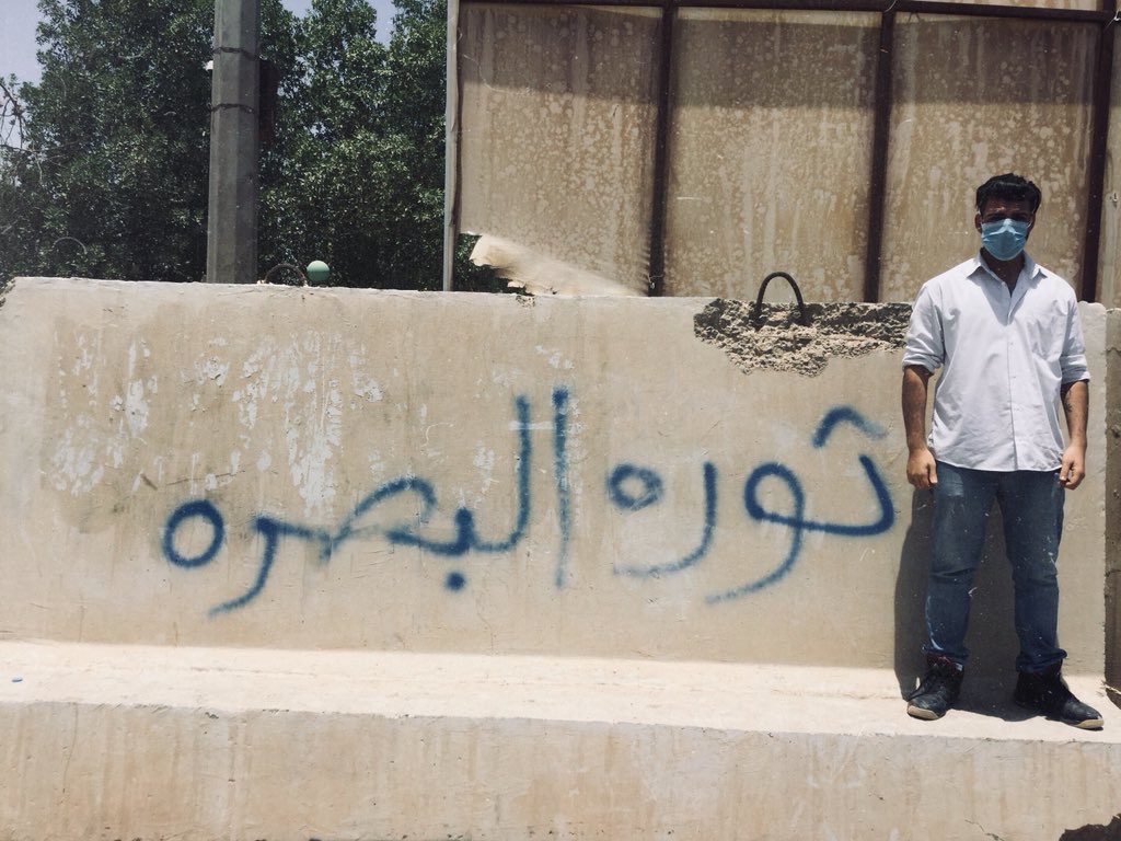متظاهرون يقتحمون ويحرقون القنصلية الإيرانية في البصرة