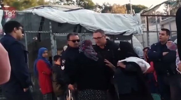 اليونان.. الشرطة توقف ضابطاً عن العمل بسبب إهانته للاجئة مسنة