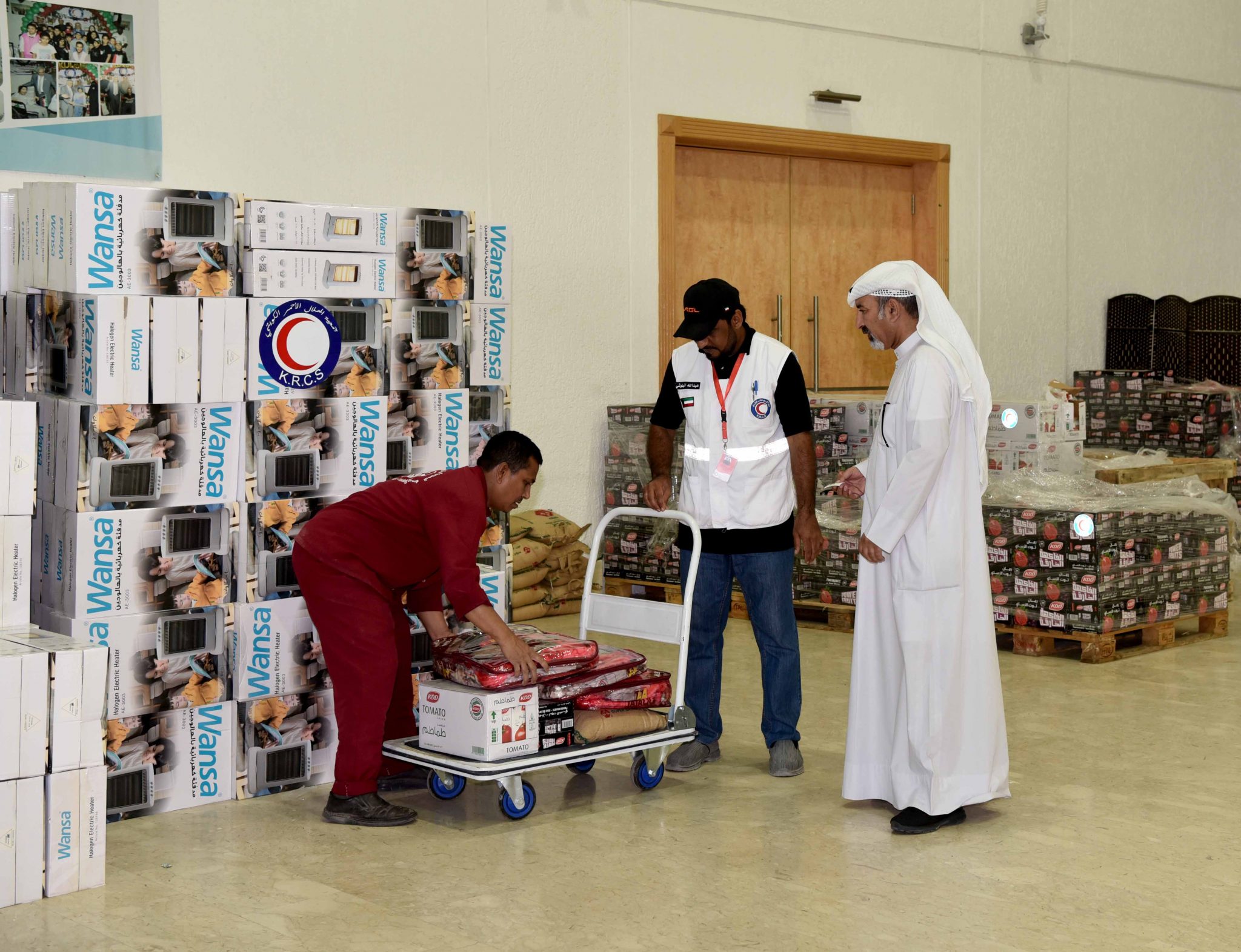 الهلال الاحمر الكويتي يوزع كسوة الشتاء على الاسر المحتاجة داخل #الكويت