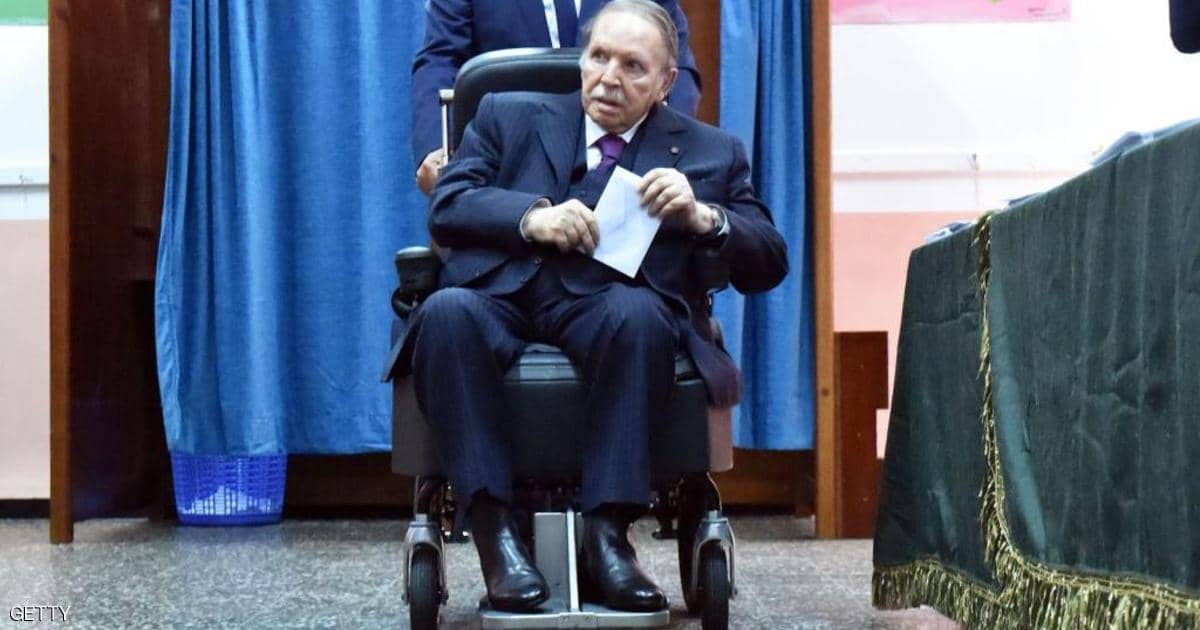 معارضون جزائريون يدعون بوتفليقة للتنحي والحكومة للاستقالة