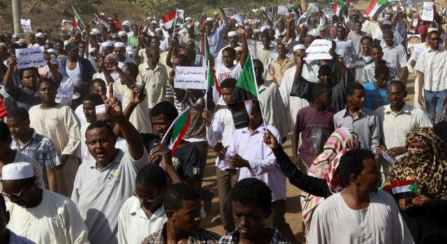 الحزب الحاكم بالسودان يتهم احزاب منشقة من الحكومة بالسعي للانقلاب على الدستور