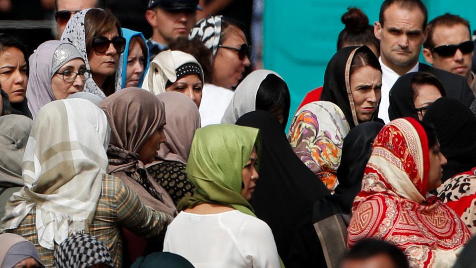 نيوزلنديون تتقدمهم رئيسة الوزراء يرتدون &ldquo;الحجاب&rdquo; تضامنا مع المسلمين