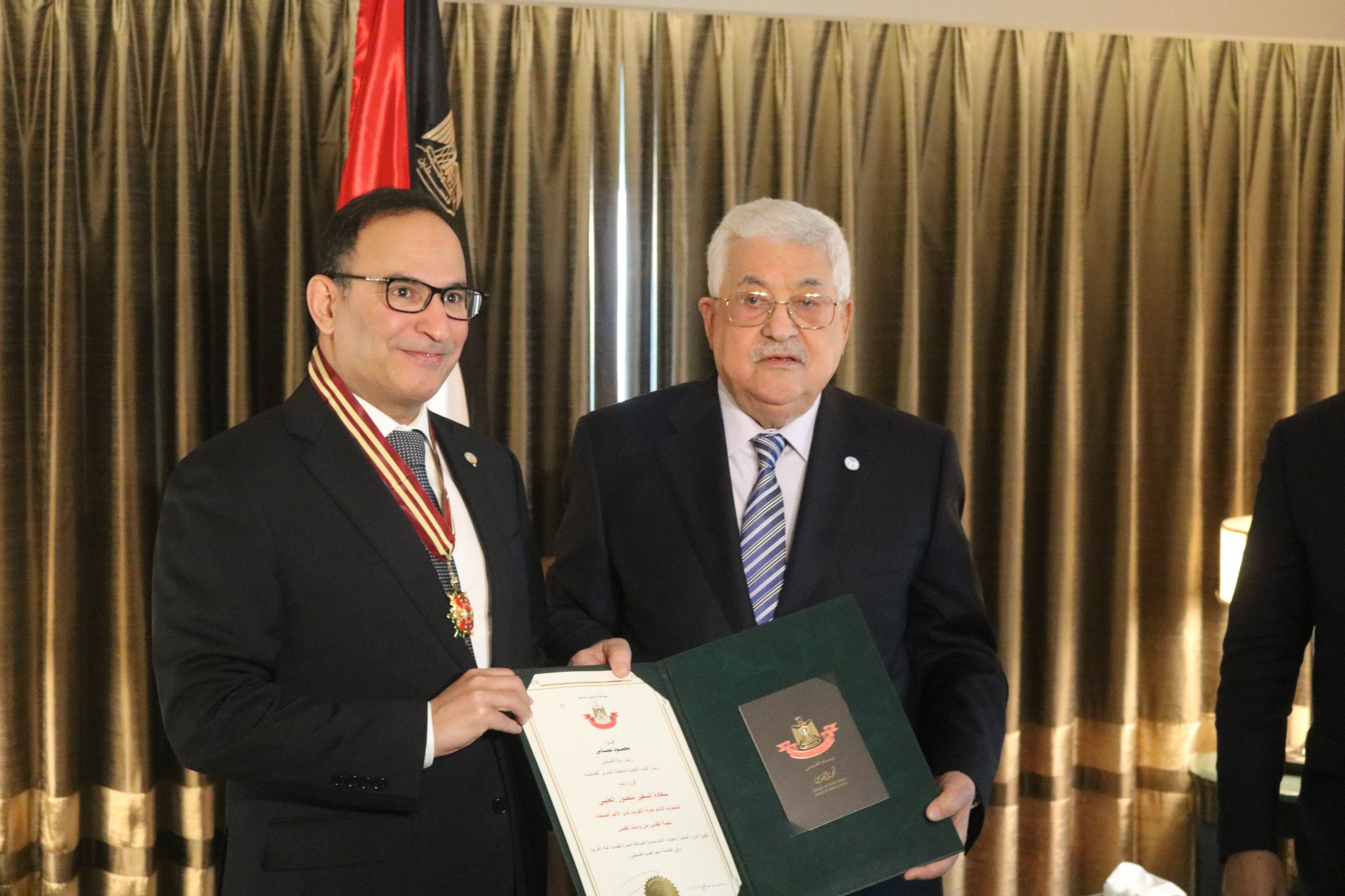 الرئيس الفلسطيني يمنح السفير منصور العتيبي &ldquo;نجمة القدس&rdquo; تقديرا لجهوده المميزة