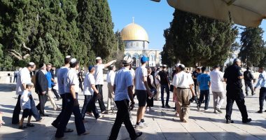 مئات المستوطنين يقتحمون باحات المسجد الأقصى