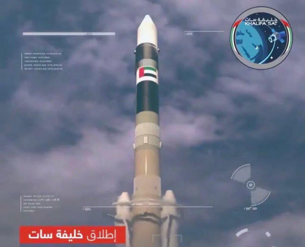 الإمارات تطلق أول قمر عربي الصنع