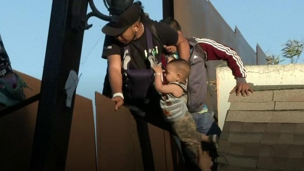 اعتقال مهاجر وابنه فور عبورهما إلى الولايات المتحدة
