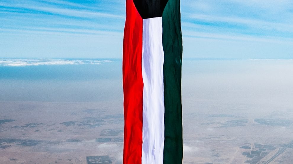 علم الكويت يرفرف في السماء